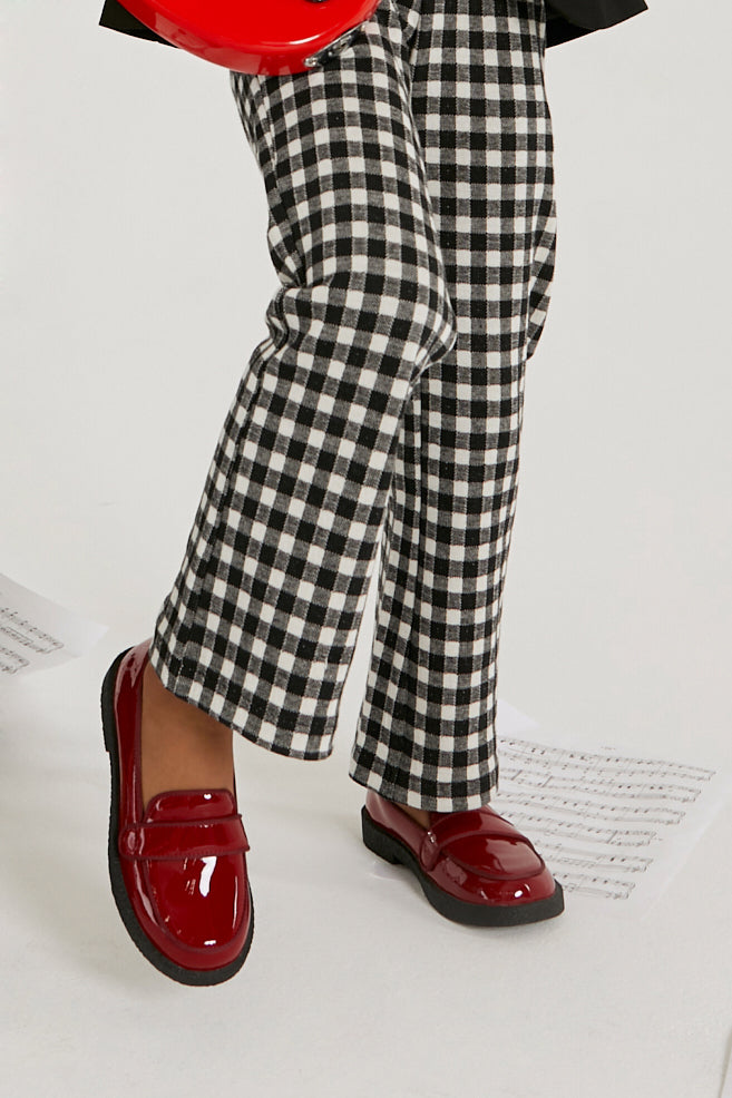 Бордовые лаковые лоферы Bobby Burgundy на черной подошве, вид на ногах.