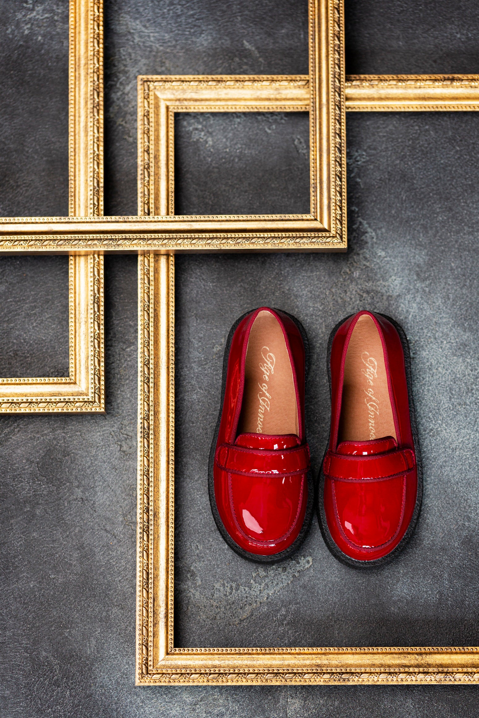 Бордовые лаковые лоферы Bobby Burgundy на черной подошве.