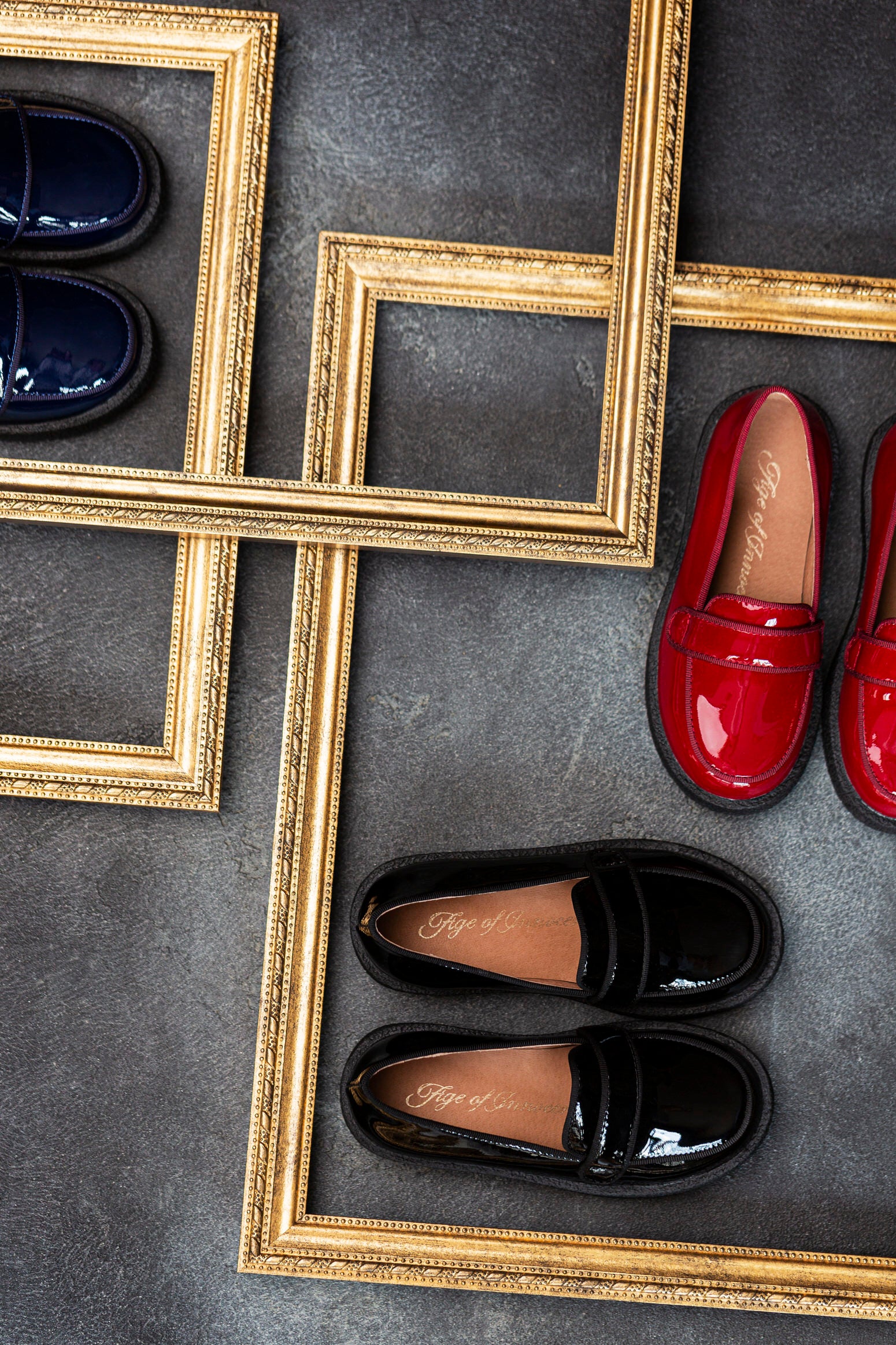 Лаковые лоферы Bobby в разных оттенках.