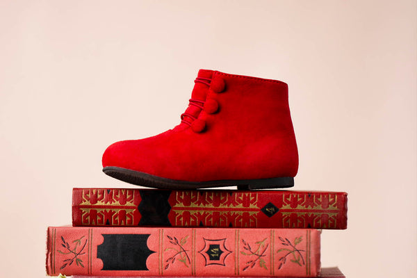 3 восхитительных образа с красными замшевыми ботиночками Vivian